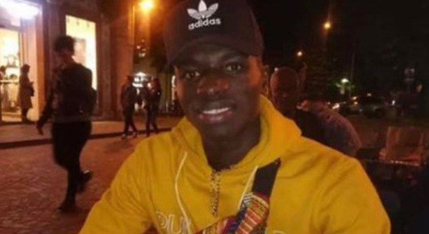 Senegalese picchiato in spiaggia perché di colore: «Vai via negro». Razzismo in Toscana