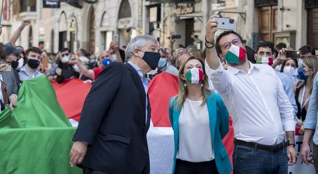 2 Giugno, il centrodestra a piazza del Popolo grida «dimissioni». Salvini: «Diamo voce agli italiani dimenticati»