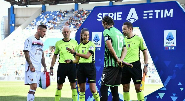 La prima donna arbitro in Serie A debutta con una goleada del Sassuolo. La partita di Ferrieri Caputi ai raggi X