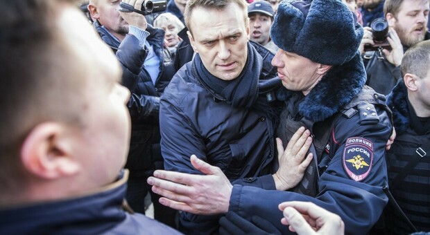 L'oppositore russo Alexei Navalny in terapia intensiva: «Avvelenato con qualcosa nel tè»