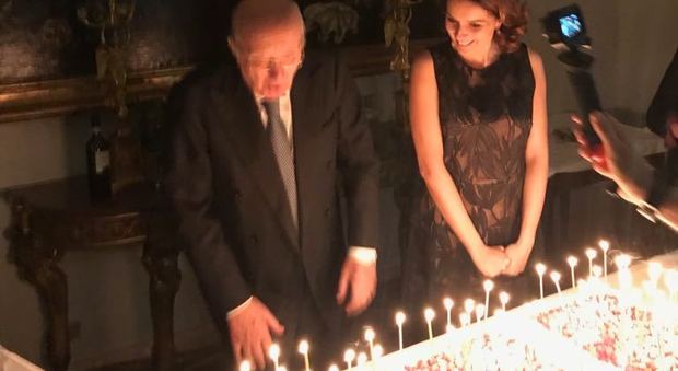 De Mita, la festa per i 90 anni dell'ex premier a Roma: il taglio della torta fra politici e manager