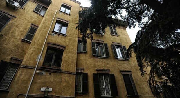 Roma, casa assegnata ai rom, ma i residenti non li fanno entrare: «Abbiamo già dato»