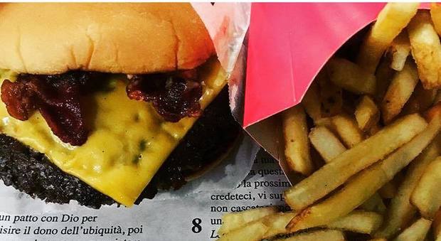 Fast food cerca cassiera, ma l'annuncio fa discutere: «Le italiane non hanno voglia di lavorare»