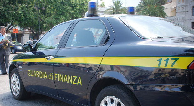 Roma, si finge finanziere per truffare commerciante: arrestato