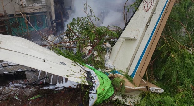 India, piccolo aereo precipita a Mumbai: 5 morti, tra le vittime anche un passante