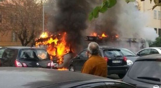 Bus Atac in fiamme paura a Monteverde