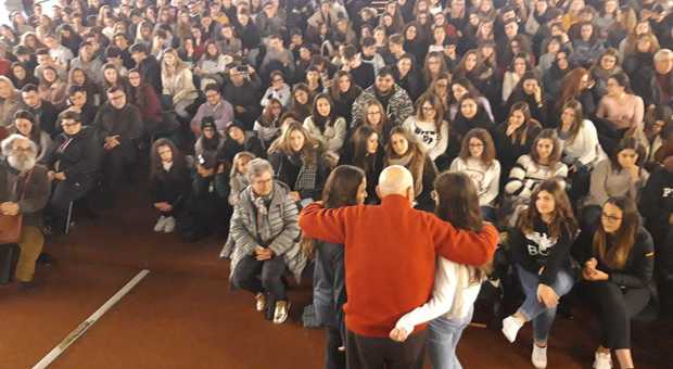 Sami Modiano abbraccia gli studenti di Latina: «Siete la speranza, solo grazie a voi ragazzi ho compreso perché sono uscito vivo dal lager»