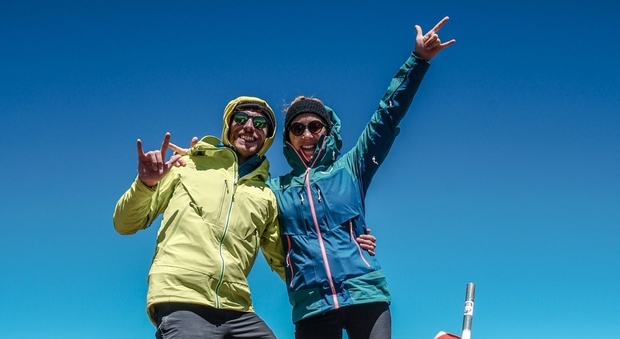 Lorenzo e Beatrice sulla prima vetta, a 5.000 metri d'altezza, in Argentina