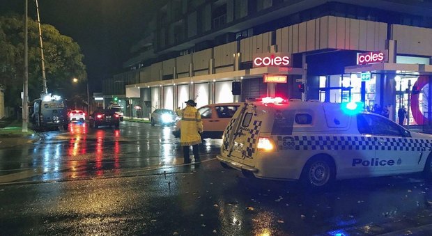Melbourne, uccide un uomo, prende in ostaggio una donna e ferisce tre agenti: freddato dalla polizia. L'Isis: «E' dei nostri»
