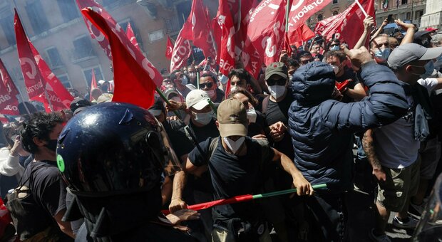 Roma, scontri tra manifestanti e forze dell'ordine a Montecitorio: carabiniere ferito alla testa