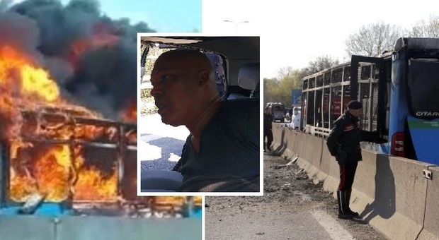 Autista senegalese dirotta bus con 51 bimbi e lo incendia: 14 feriti. «Basta morti in mare»