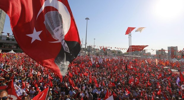 Turchia laica in piazza contro il golpe, arrestato il braccio destro di Gulen