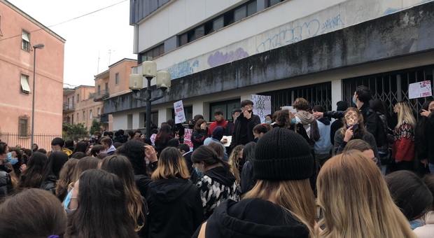 Latina, continua la protesta all'Alighieri: i ragazzi di nuovo in sciopero