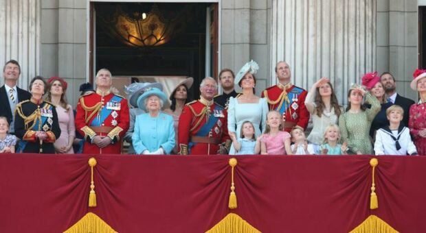 Gran Bretagna, i giovani vogliono abolire la monarchia: drastico cambiamento dopo gli scandali a corte