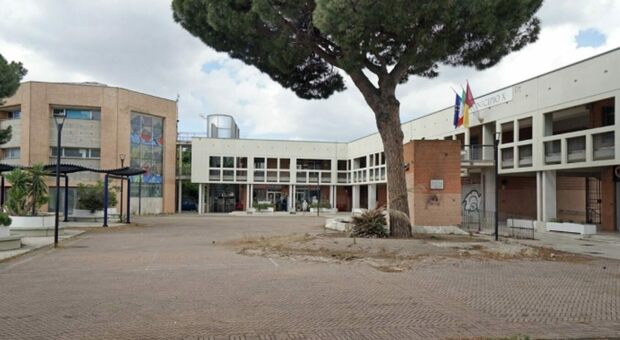 Acilia, piazza Capelvenere abbandonata: lavori finiti ma i commercianti non riescono ad aprire