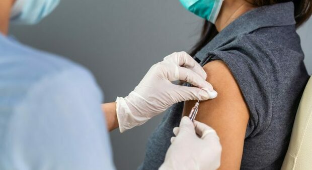 Covid, vaccini Pfizer e Moderna proteggono al 90% anche dal contagio: la ricerca Usa nel “mondo reale”