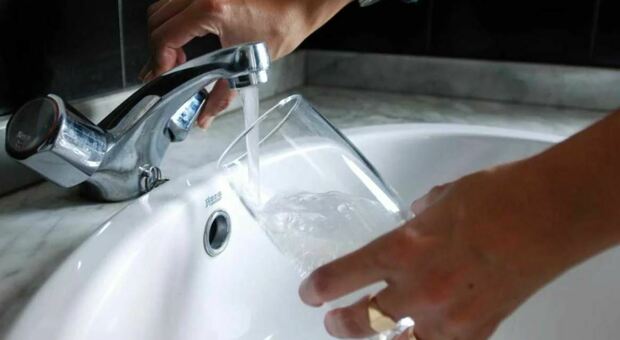 Tumore alla prostata, l'acqua del rubinetto aumenta il rischio per gli uomini: il nuovo studio spagnolo