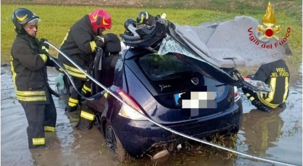 Vercelli, scontro frontale tra due auto: tre morti (tra i 20 e i 22 anni) e due feriti nell'incidente