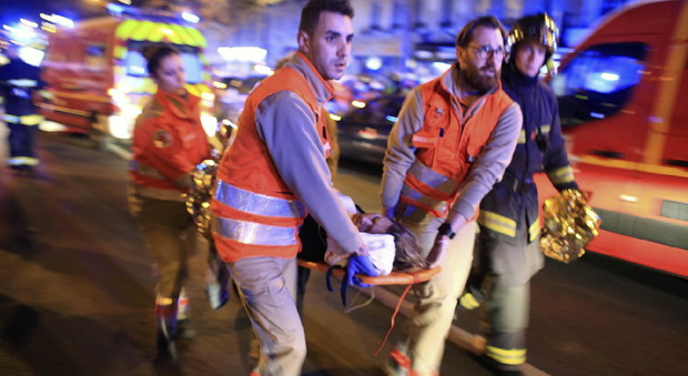 I soccorsi ai feriti subito dopo la strage al Bataclan