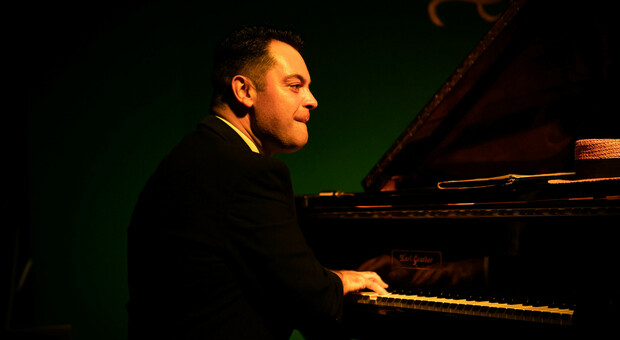 Il pianista Adriano Urso morto a causa di un infarto, in foto nella sua ultima esibizione all'Ellington Club