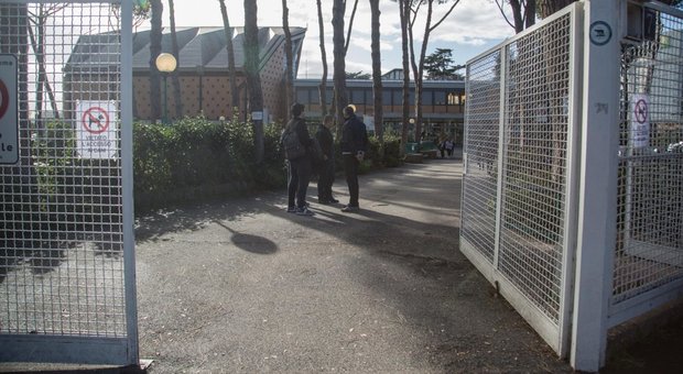Abusi su una 15enne al liceo Massimo: «Il prof si pentì solo dopo l'arresto»