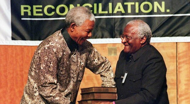 Desmond Tutu, morto l'arcivescovo che si oppose all'apartheid in Sudafrica: vinse il premio Nobel per la pace