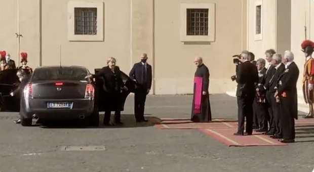 l'arrivo in Vaticano di Angela Merkel