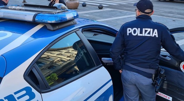 Pescara, ragazzo dorme in albergo per rapinare cellulari: arrestato