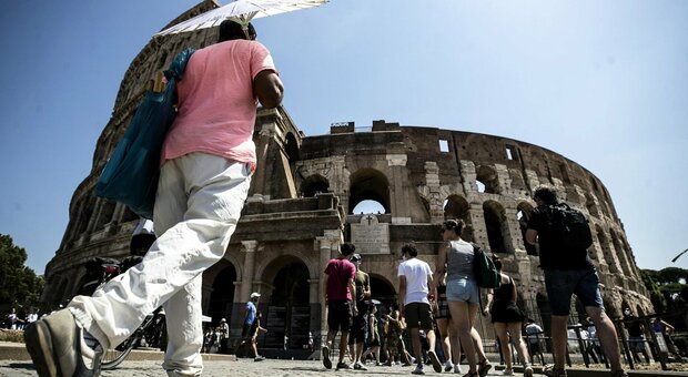 Il Colosseo alcuni mesi fa quando era pieno di turisti
