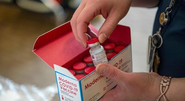 CEO Moderna: vaccini esistenti meno efficaci contro variante Omicron
