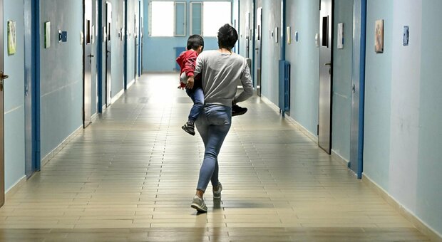 Stop ai bimbi in carcere con le mamme recluse: ecco cosa cambia con la nuova legge (e il ruolo delle case famiglia)