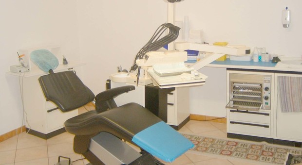 Roma, dentista abusivo cinese scoperto a Torpignattara: operava ma non aveva le autorizzazioni