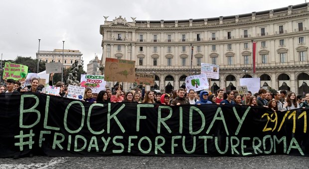 Fridays for Future, studenti in piazza a Roma: partecipazione ridotta