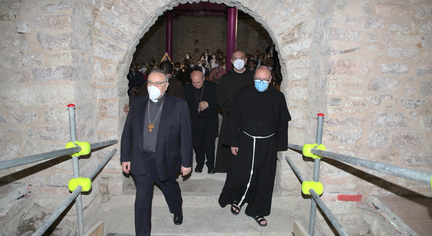 L'antica porta del Vescovado di Assisi