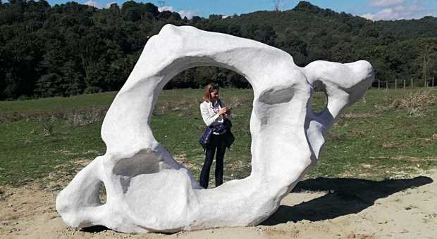 Via Francigena a Campagnano si arricchisce di opere d'arte, anche una gigantesca vertebra umana