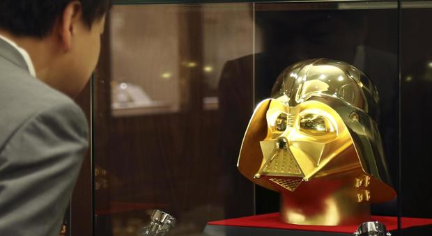 Guerre Stellari, la maschera d'oro massiccio di Darth Wader in vendita a Tokyo. Prezzo... stellare