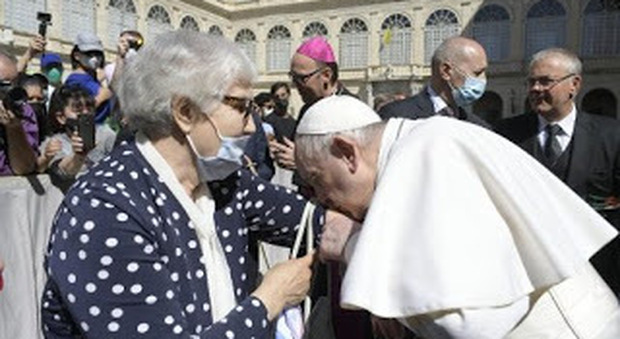 Papa Francesco e il bacio al numero tatuato sul braccio della ex bambina ebrea sopravvissuta al Dottor Mengele