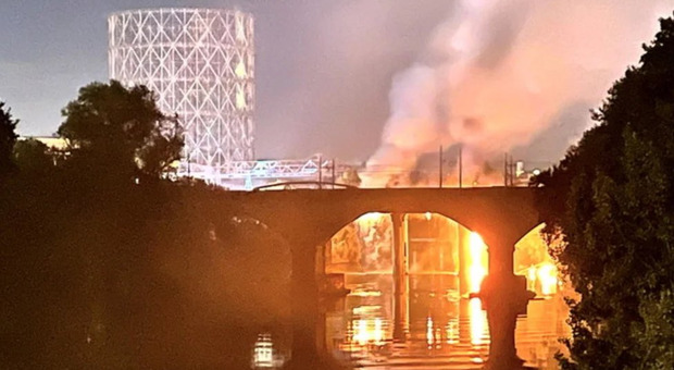 Incendio a Roma, iniziano le indagini: verifiche sugli accampamenti sotto al "ponte di Ferro"