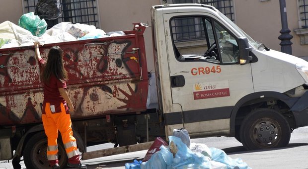 Roma invasa dai rifiuti, l'Ama è ridotta a noleggiare i camion