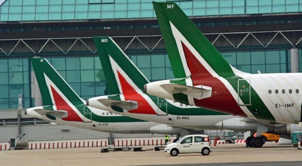 Alitalia, Patuanelli: «Per i nuovi soci ricominciamo da zero, sui commissari si cambia»