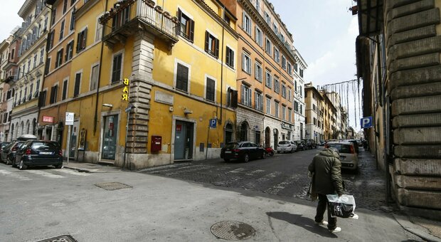 Roma, ragazza aggredita a Monti in pieno giorno: «Minacciata da una donna con il coltello, tremo ancora»