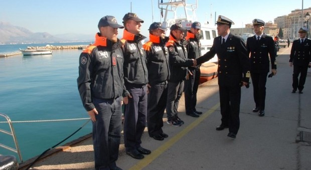 Il comandante Vincenzo Leone mentre saluta i componenti di un equipaggio, alle sue spalle Andrea Vaiardi
