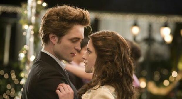 Robert Pattinson e la storia con Kristen Stewart, lei rivela: «Eravamo giovani e stupidi»