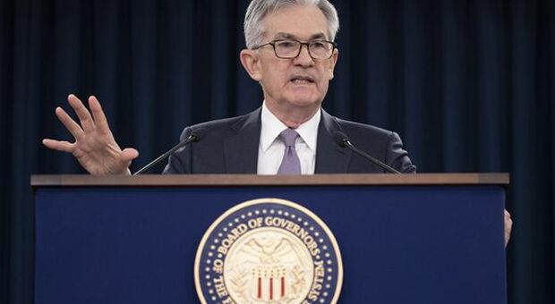 Covid, Powell: "Variante Omicron minaccia ripresa Usa: rischi per economia e inflazione"