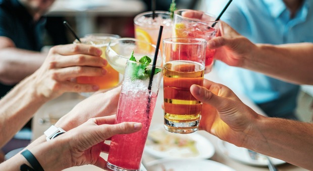 Cocktail senza alcol, gin e whisky analcolici: è boom di consumi. I drink conquistano i giovani