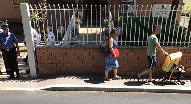 Roma, vanno a fare una passeggiata e dimenticano il figlio di un anno per strada nel passeggino