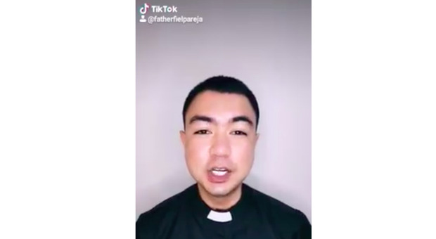 Padre TikTok, il prete filippino che cattura i giovani sui social e fa incetta di milioni di like
