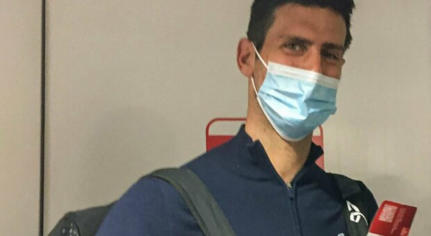 Djokovic torna a casa dopo l'espulsione dall'Australia: è sul volo per Belgrado, i passeggeri chiedono i selfie