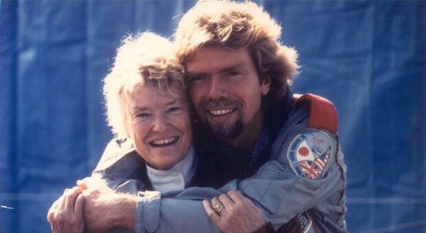 Covid, l'addio di Richard Branson alla madre Eve: «Voglio celebrare la sua vita meravigliosa»