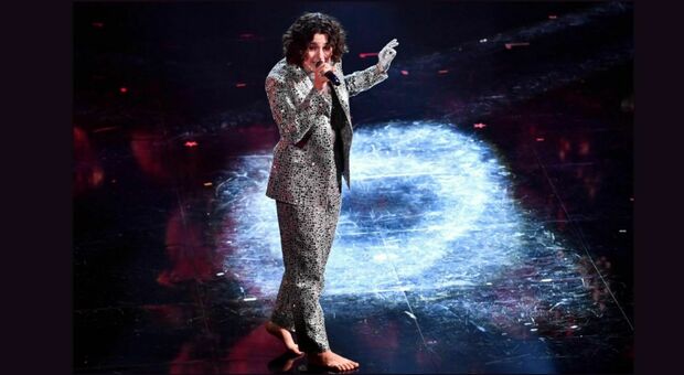 Sanremo 2021: Madame scalza sul palco come Sandie Show e Marina Rei